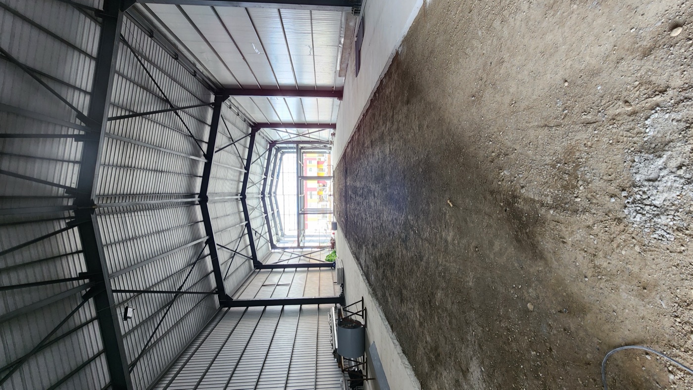 Interior de galpón con revestimiento metálico de cubierta y muros