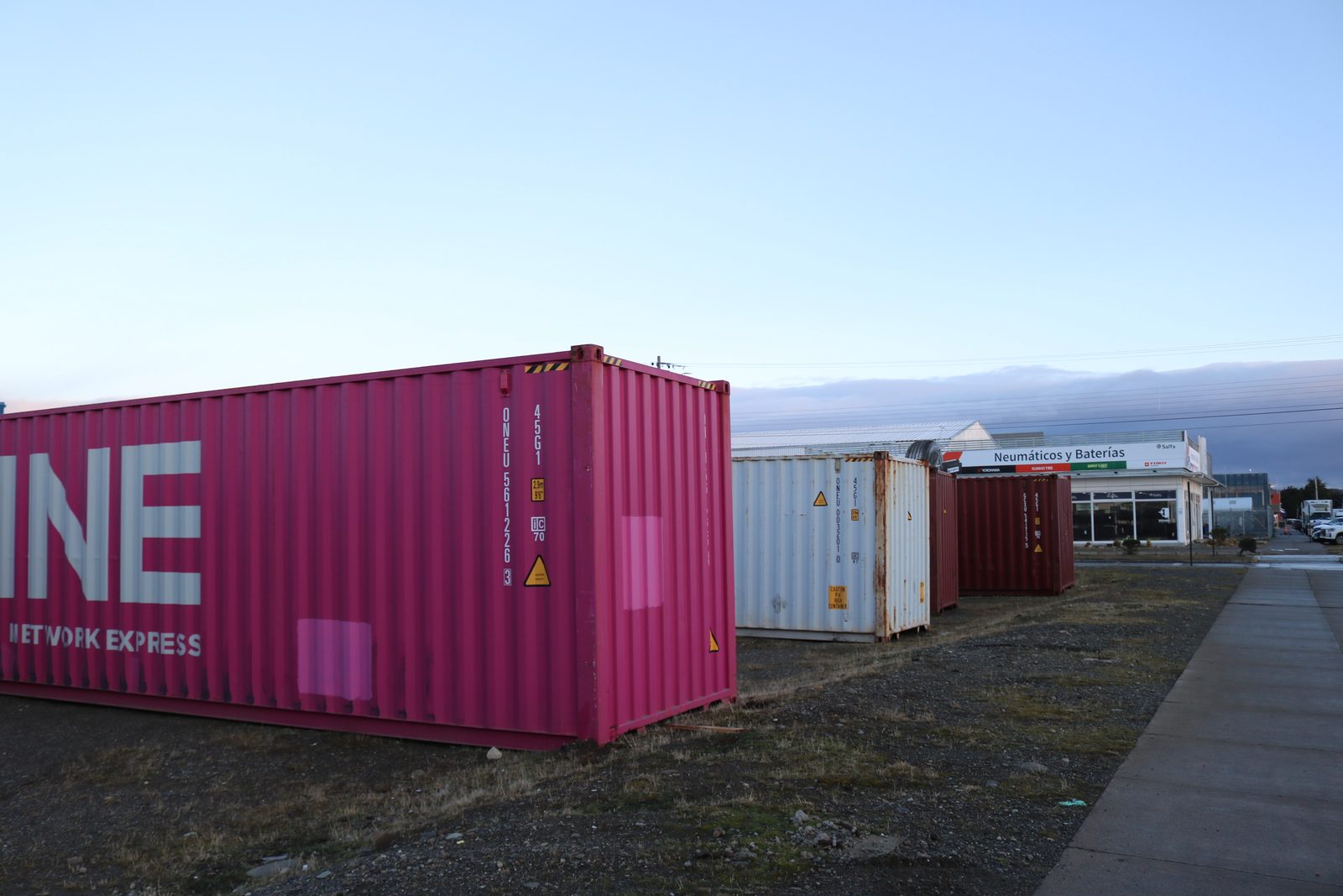 Galpón 70 × 14 m con plataforma y muro cortina — foto 1