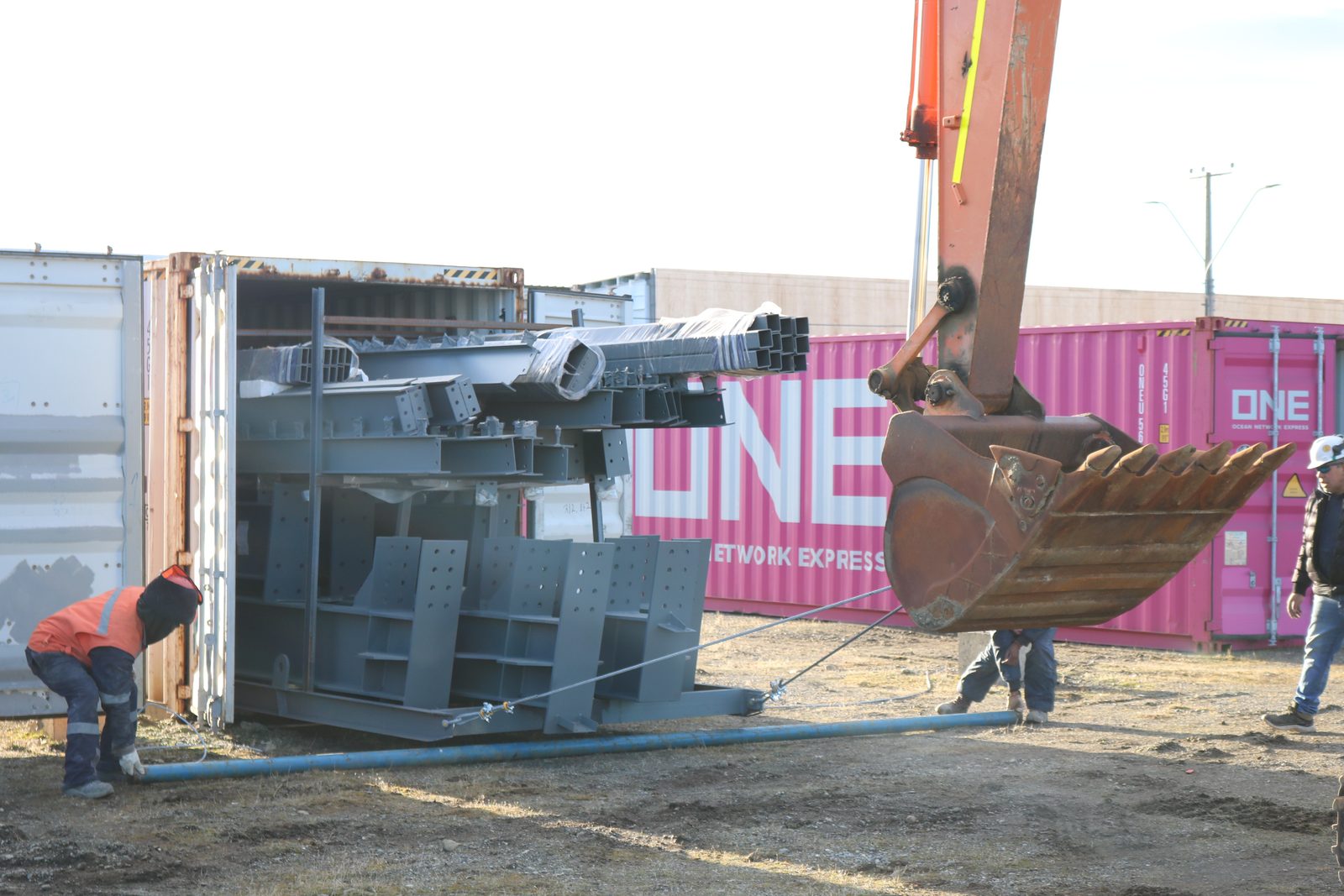 Galpón 70 × 14 m con plataforma y muro cortina — foto 4