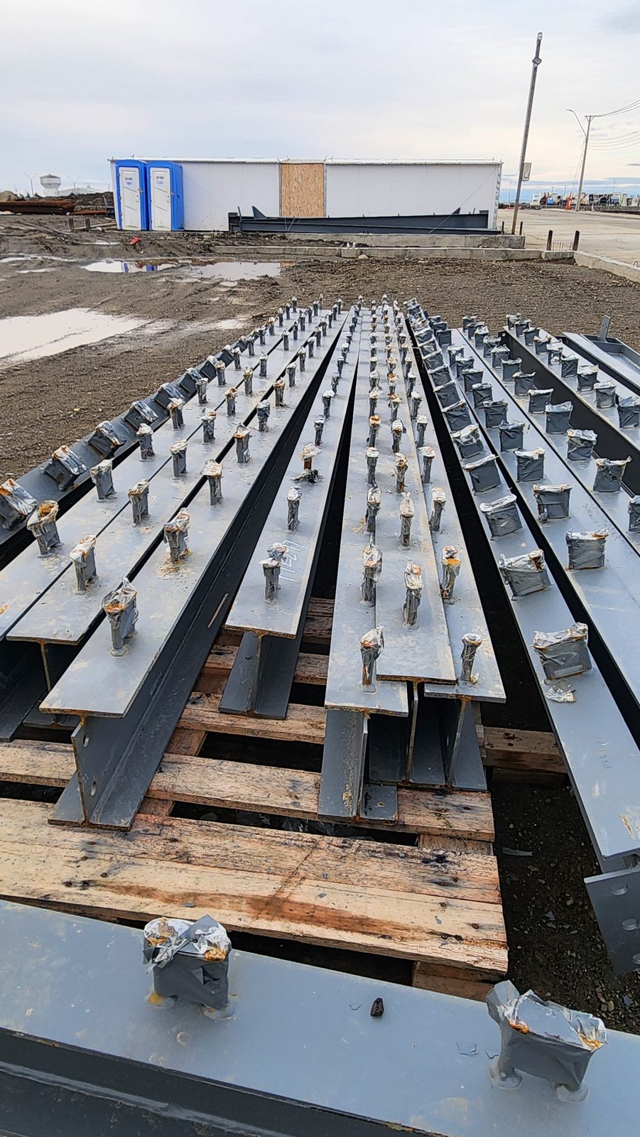 Galpón 70 × 14 m con plataforma y muro cortina — foto 9