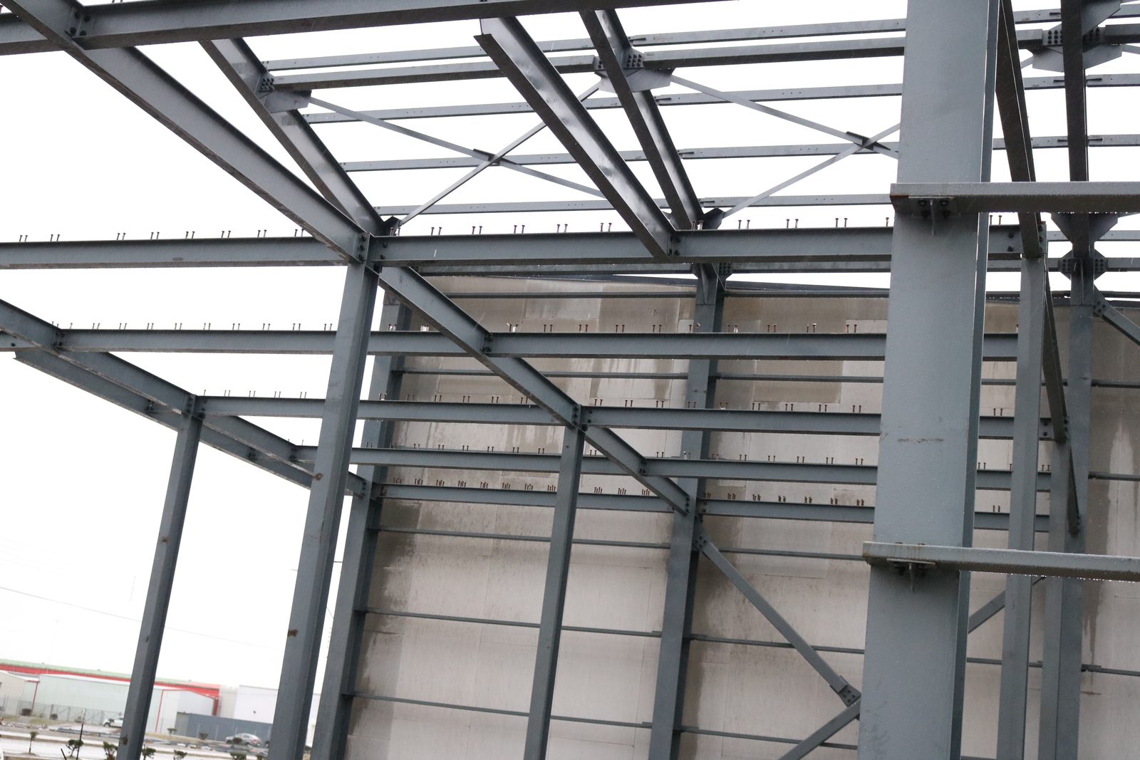 Galpón 70 × 14 m con plataforma y muro cortina — foto 12