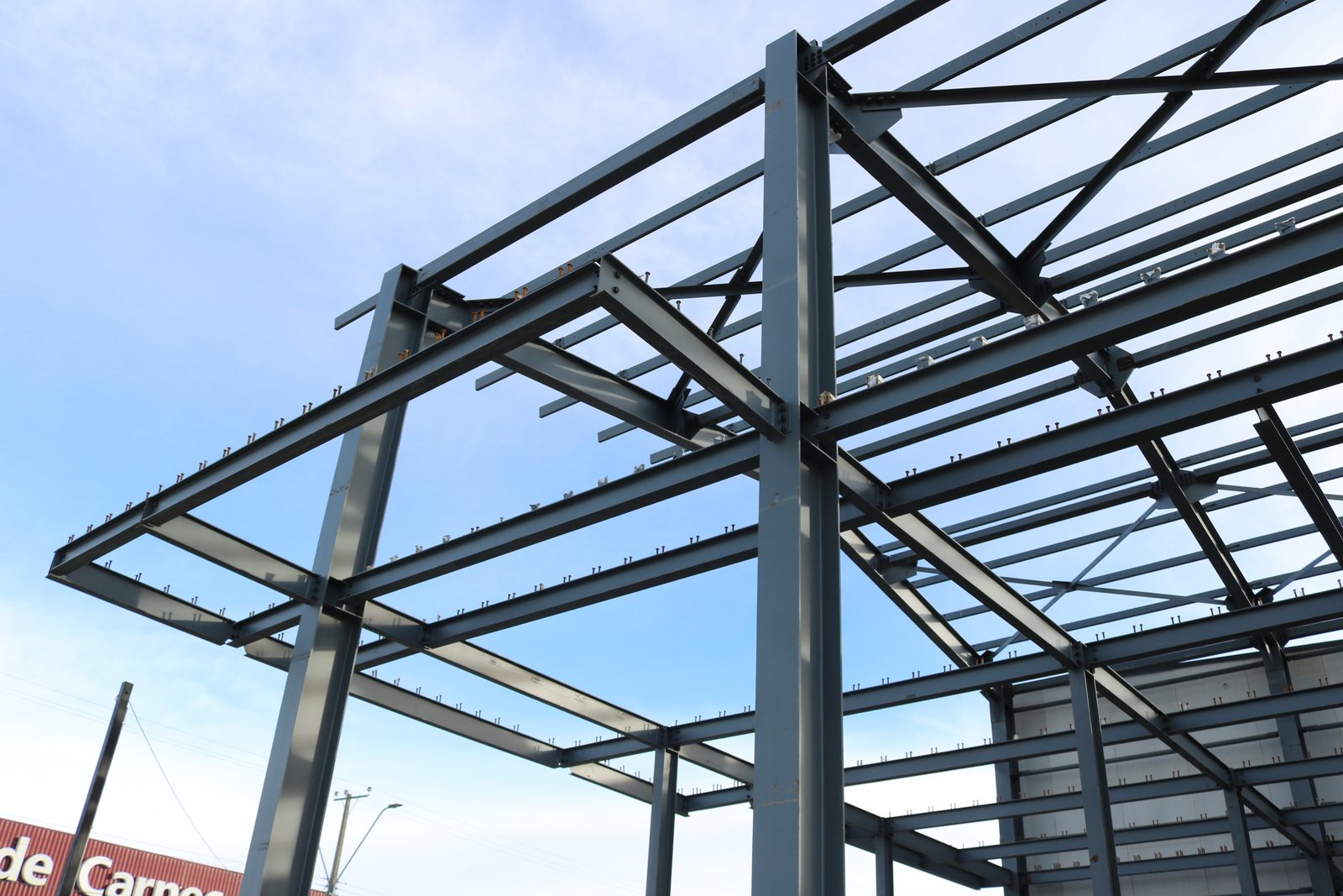 Galpón 70 × 14 m con plataforma y muro cortina — foto 13