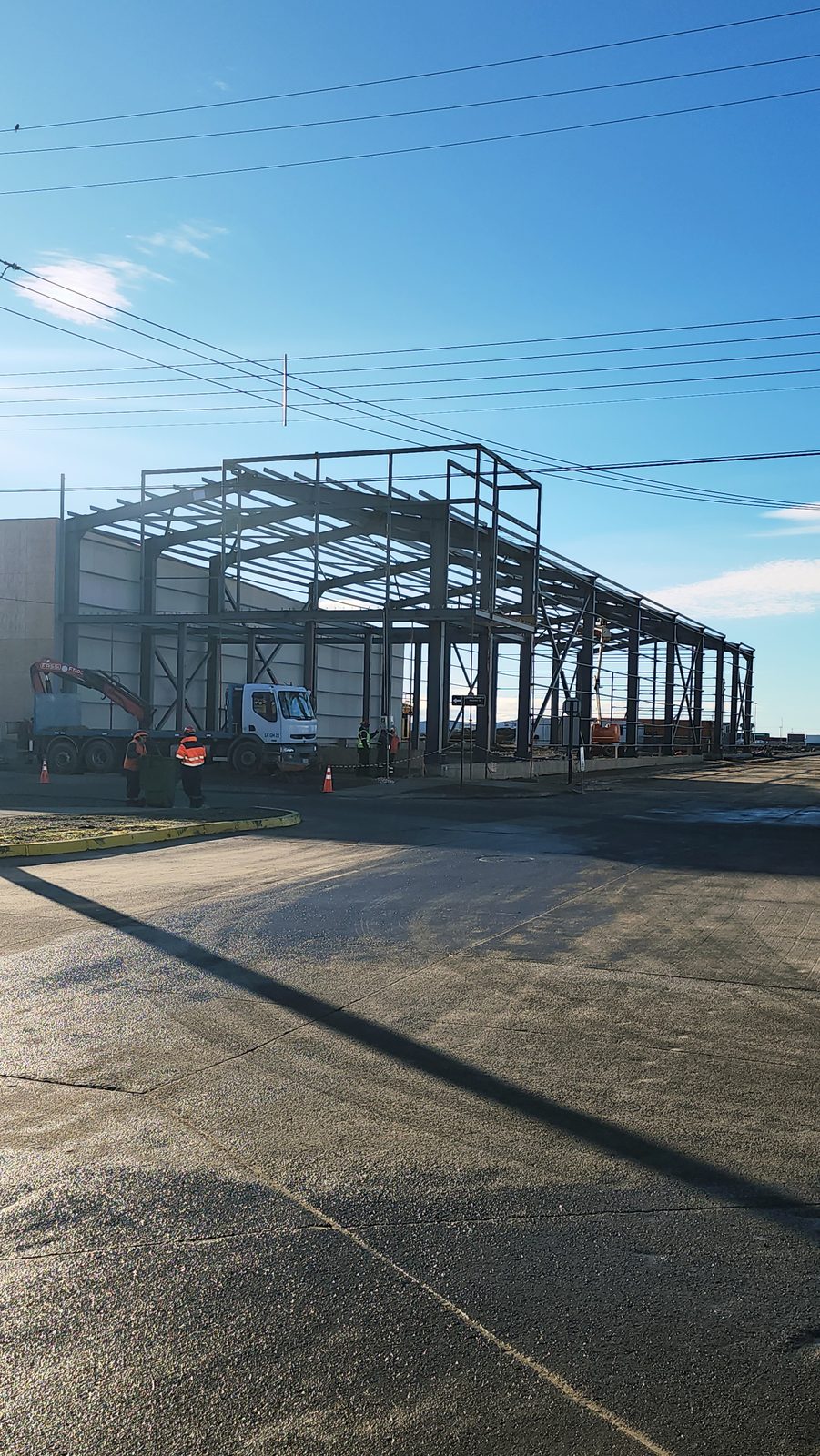 Galpón 70 × 14 m con plataforma y muro cortina — foto 14
