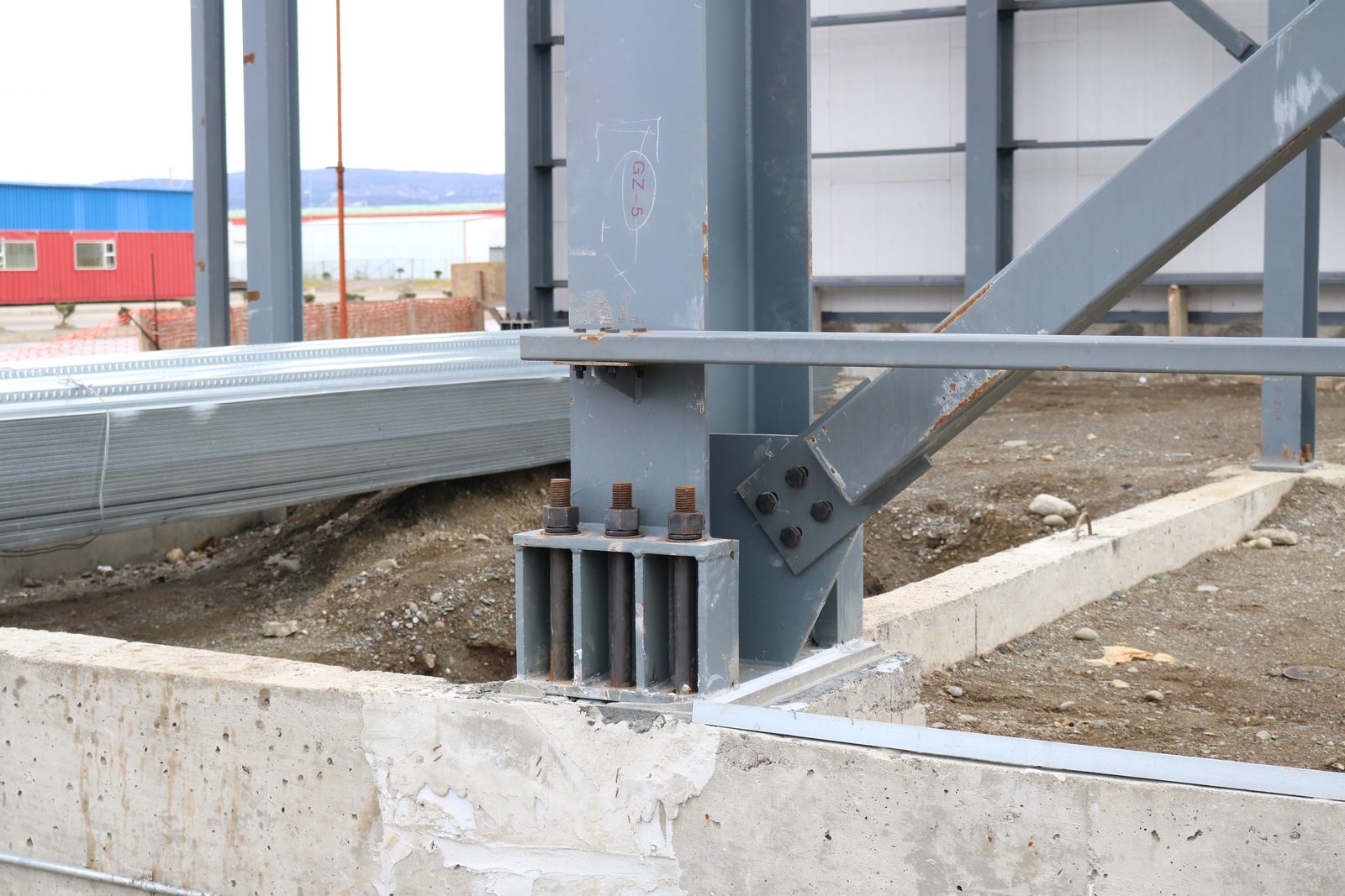 Galpón 70 × 14 m con plataforma y muro cortina — foto 17