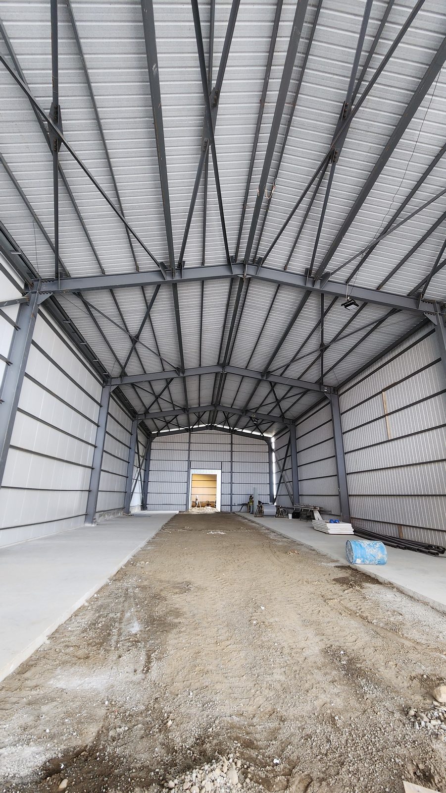 Galpón 70 × 14 m con plataforma y muro cortina — foto 19