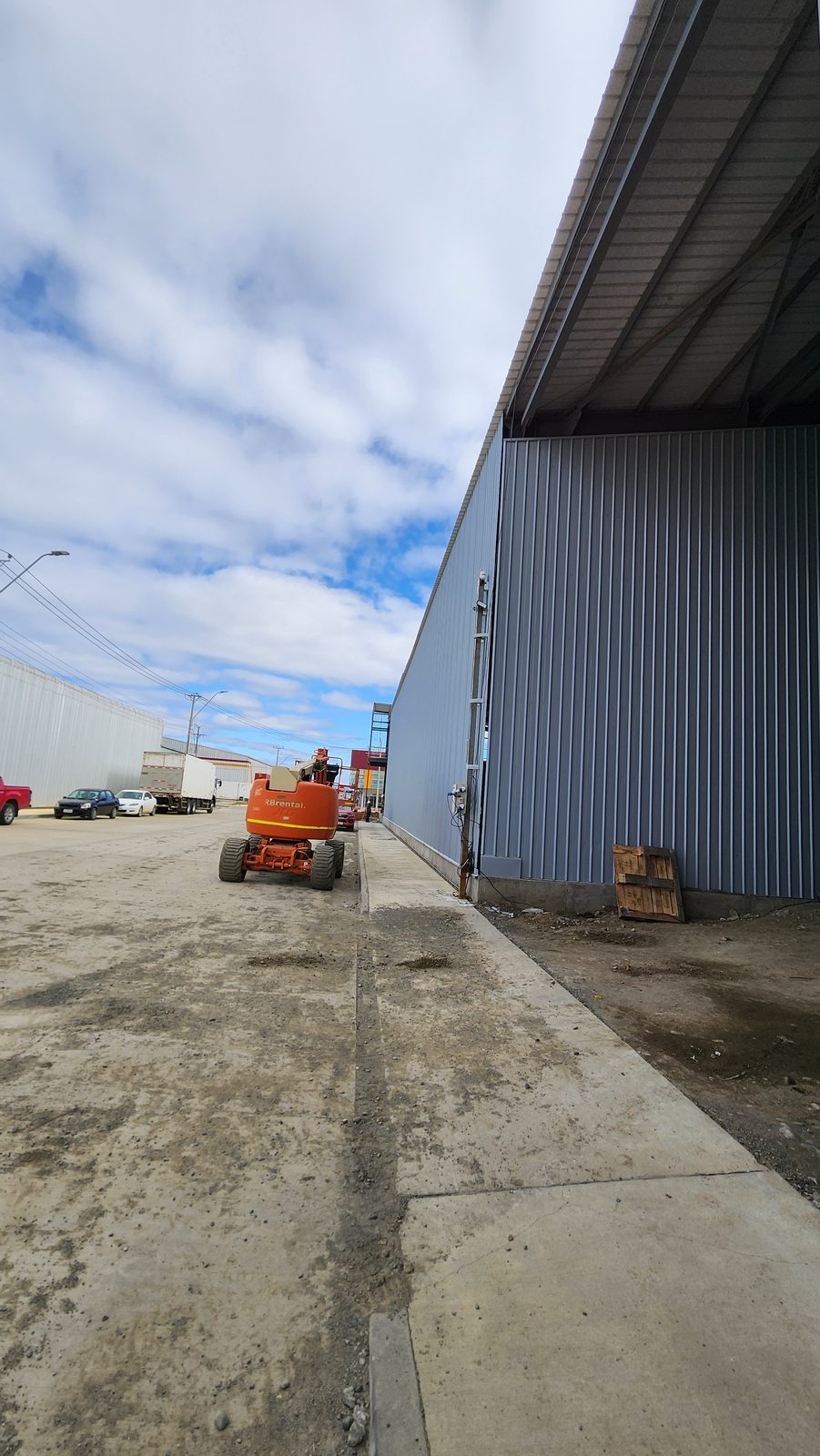 Galpón 70 × 14 m con plataforma y muro cortina — foto 20